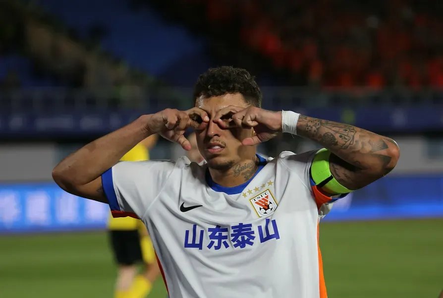 中超-卡扎戴帽克雷桑两中门框泰山3-0梅州止跌反弹