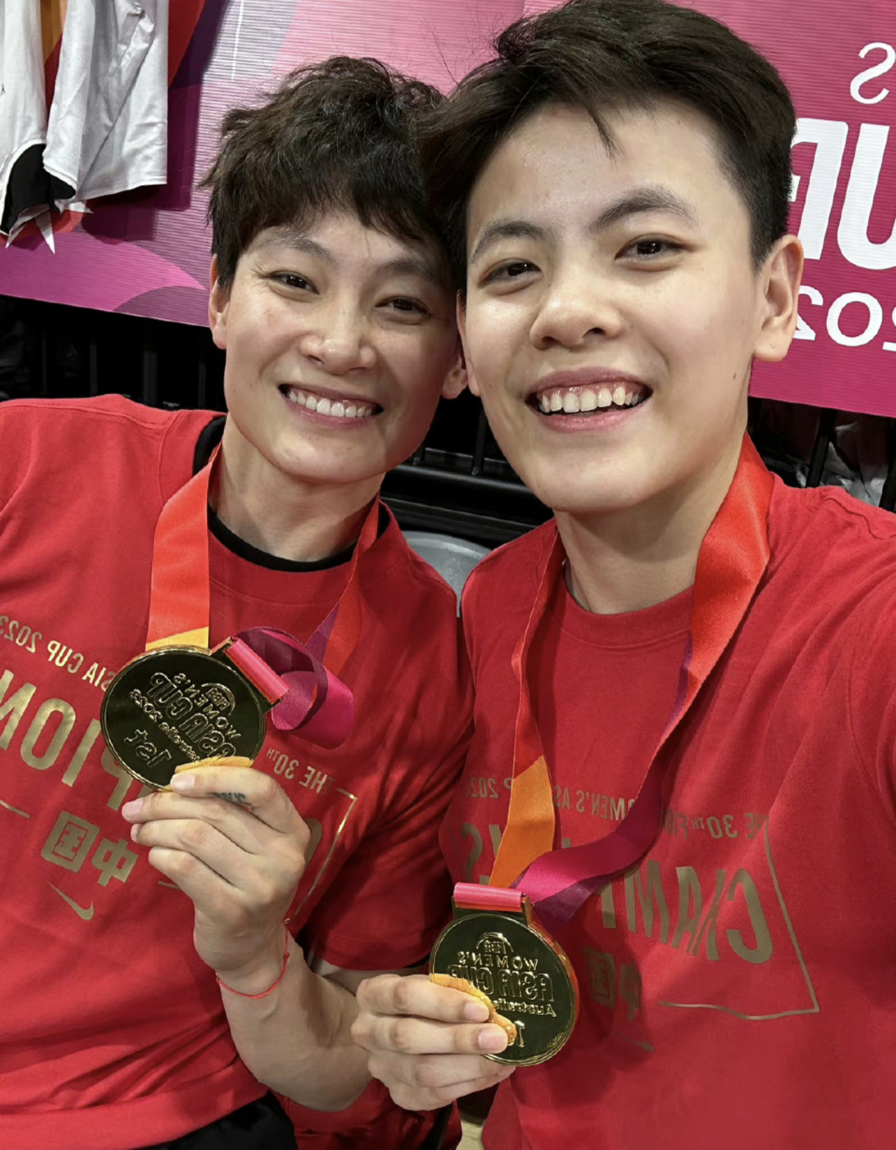 包含轻松！杨舒予16分钟得分上双王思雨7助攻盘活进攻的词条