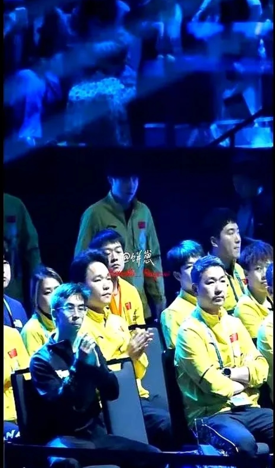 喜大普奔！运动员夺得冠军，粉丝欢呼不止