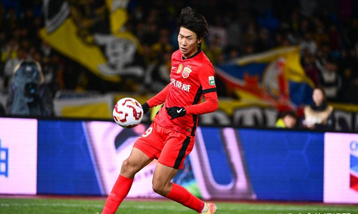 本土球员崭露头角，关键时刻挺身而出