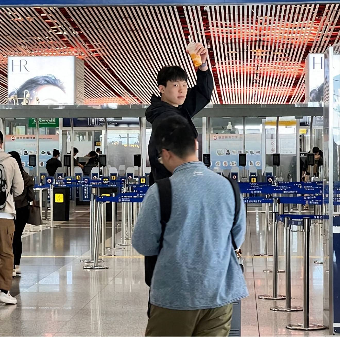 杨瀚森父母启程前往美国陪儿子参加NBA选秀大会的简单介绍
